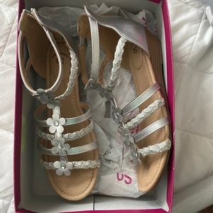 Girls silver sandals with flowers